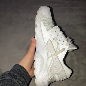 Nike HURACHES SIZE 6.5 Y